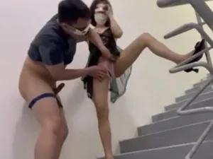 Hai bà xã ông xã nện trên cầu thang cực phê