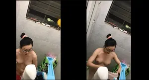 Quay lén nữ học sinh nhà bên tắm