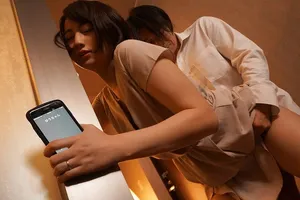 Cô vợ đi họp lớp rồi làm tình với nyc mặc cho gã chồng ở nhà chờ