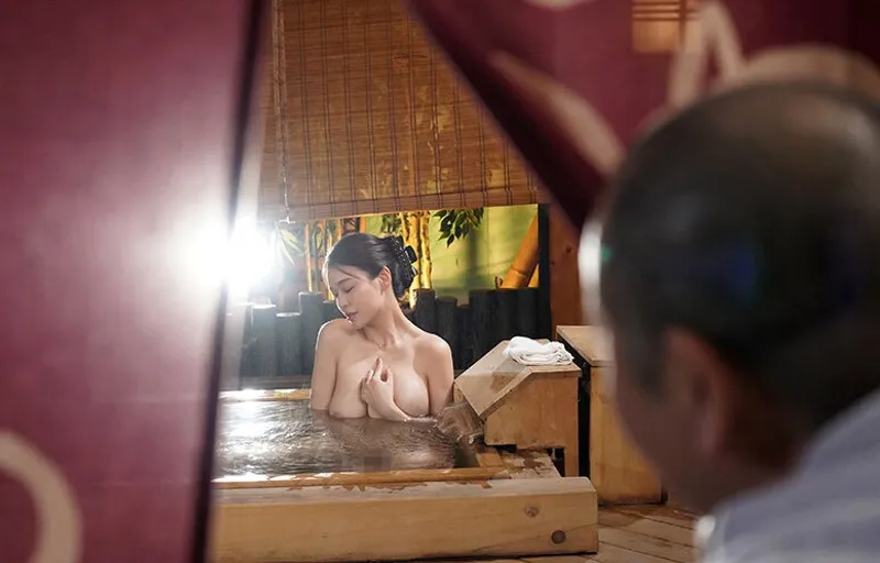 Người yêu của con trai bị bố ông chồng nhìn trộm khi đang tắm rồi chịch đến mang thai